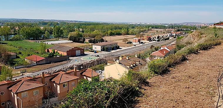 El Aula del Deporte de Cabrerizos, en construcción. Debajo las huertas junto al Tormes.