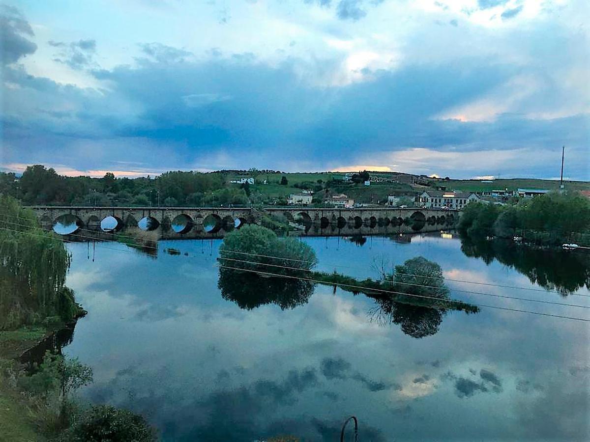 El espectacular puente del acceso principal a Alba de Tormes tendrá nuevo sistema led de iluminación que permitirá una menor generación de CO2 a la par que aminorar la factura energética.