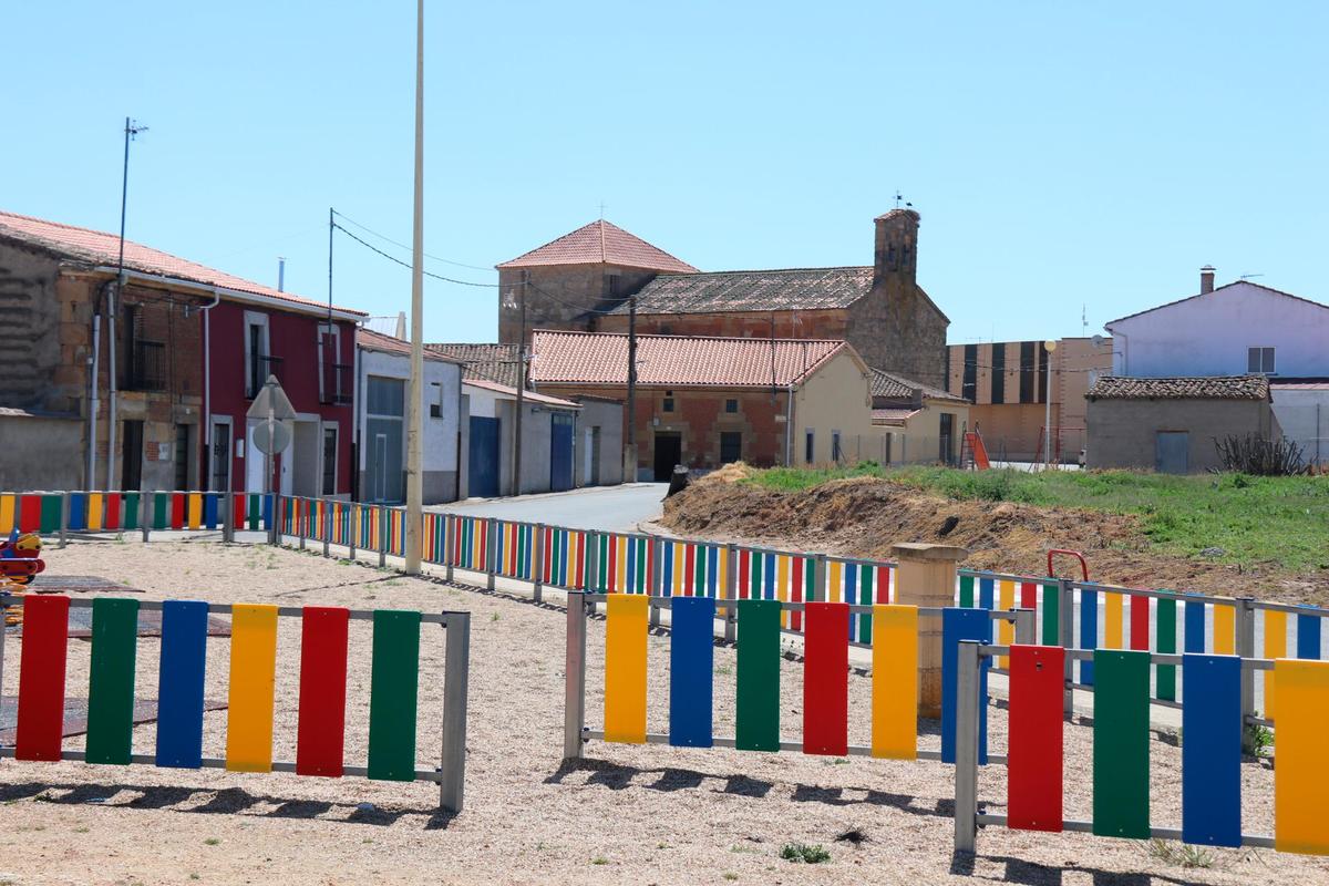 Uno de los parques en la entrada al pueblo desde Babilafuente.