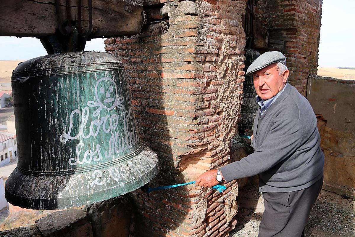 Claudio Martín de Dios tocando una de las campanas con la inscripción “lloro por los muertos”.
