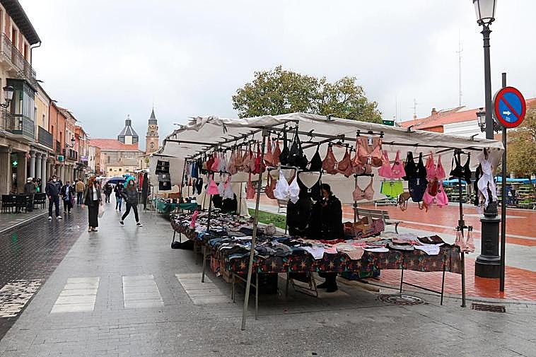 Puestos de mercadillo instalados en la plaza de España en Peñaranda.