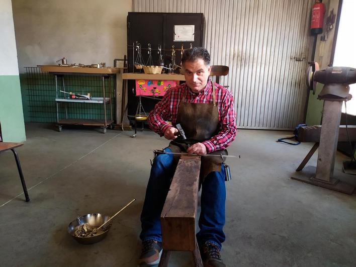 Manuel Jaén Peña muestra cómo trabaja en su taller de Santibáñez de Béjar