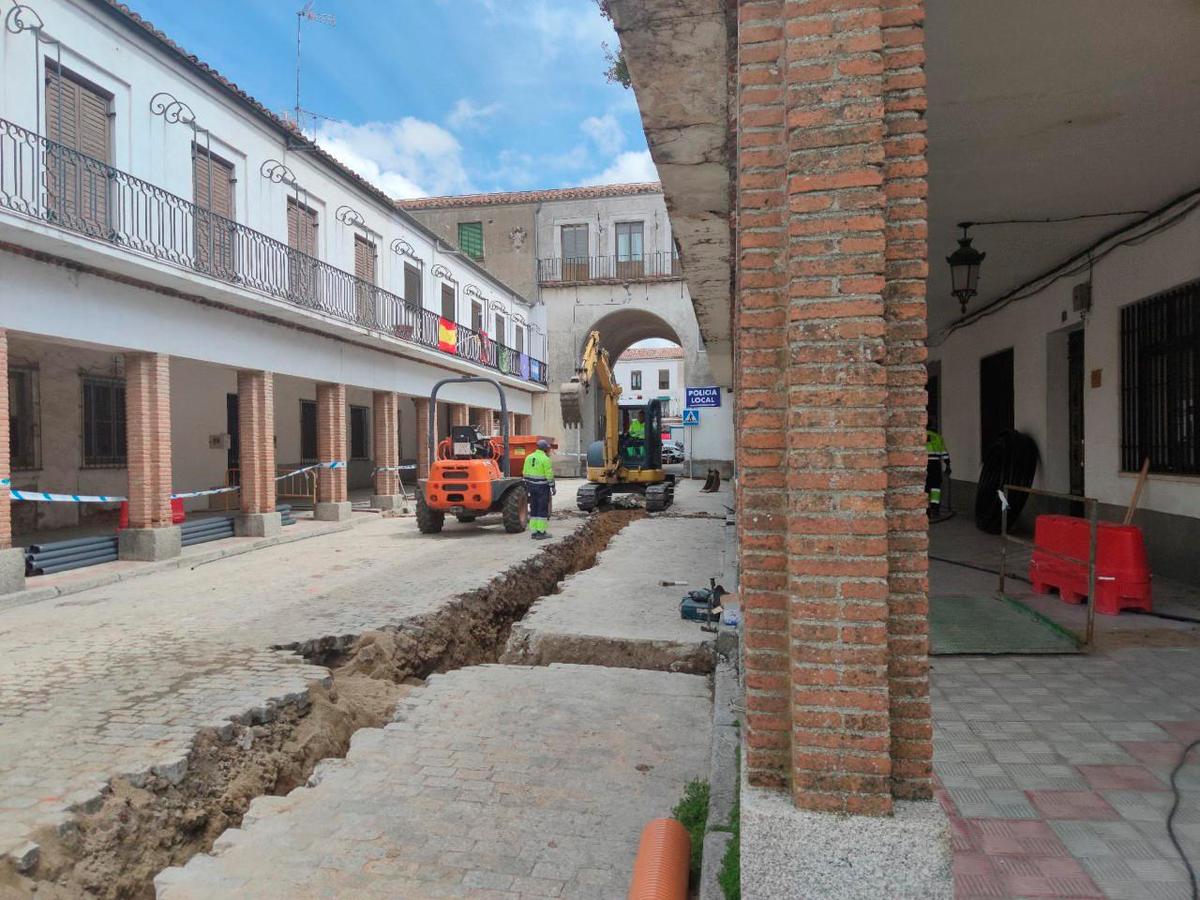 Máquinas y obreros trabajando en la calle Cervantes, principal acceso a la plaza Nueva.