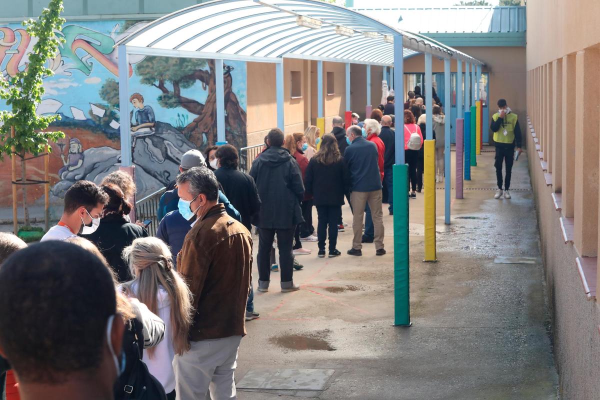 Colas para votar en las elecciones a la Comunidad de Madrid.