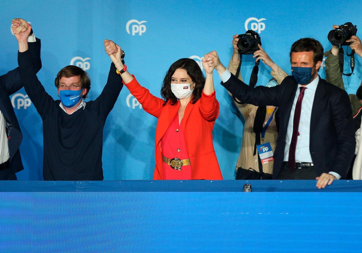 Martínez-Almeida, Ayuso y Casado, celebrando la victoria del PP.