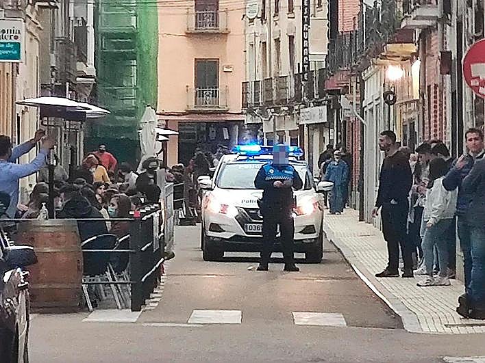 Vigilancia policial en una céntrica calle peñarandina.