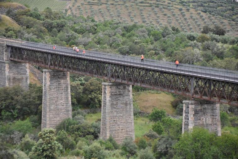 Visitantes del Camino de Hierro atravesando el puente de “Las Almas”, uno de los que junto a los túneles jalonan el recorrido de 17 kilómetros desde La Fregeneda a Vega Terrón.