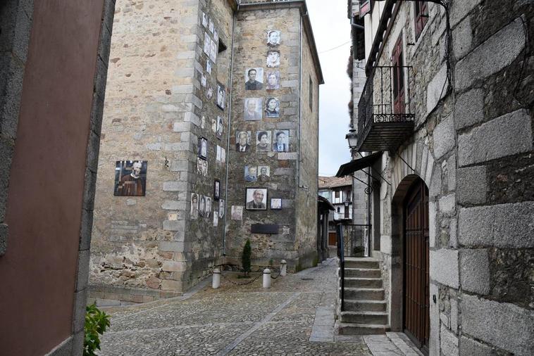 La iglesia de Mogarraz es protagonista de uno de los espacios más singulares con los que se topa el visitante.