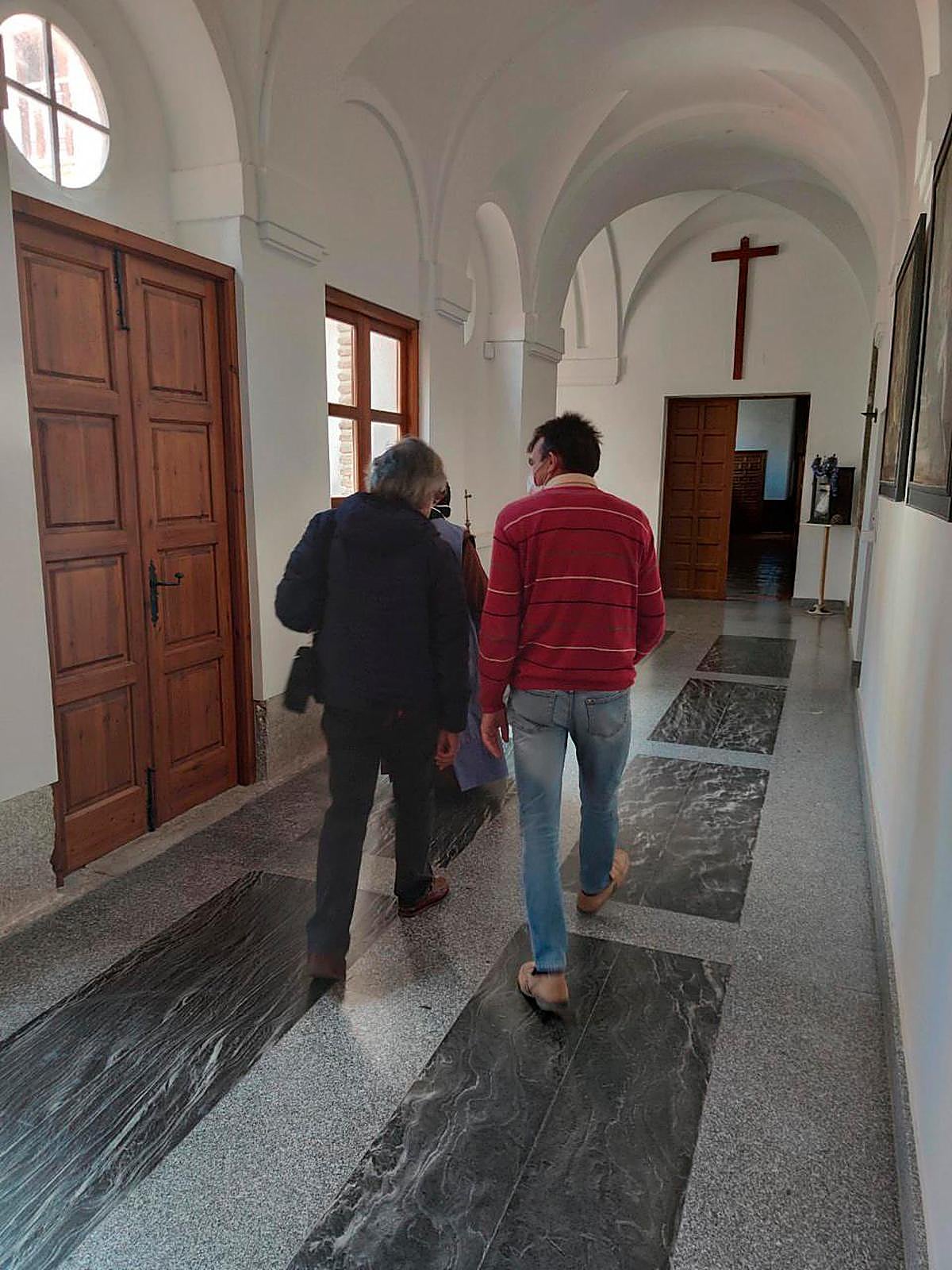 Uno de los colaboradores del convento guiando al arquitecto en la visita técnica.