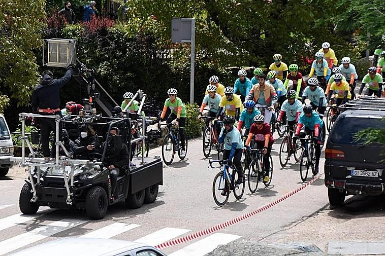 El cantante y compositor colombiano Sebastián Yatra -único ciclista sin casco- en La Alberca