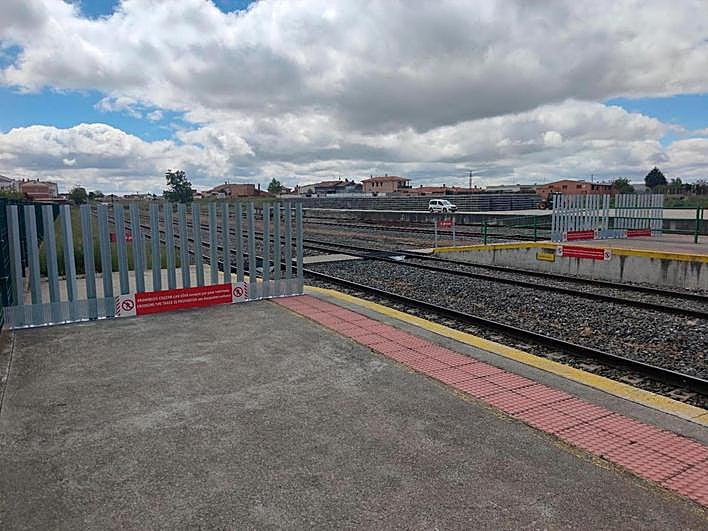 Nuevas vallas impiden el paso en uno de los extremos de ambos andenes de la estación.