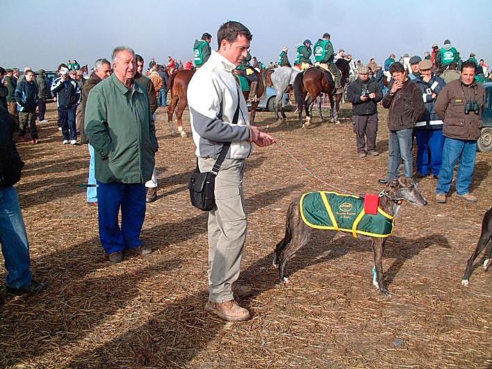Aficionados en el Campeonato Nacional de Galgos que se celebró en Cantalapiedra en 2008.