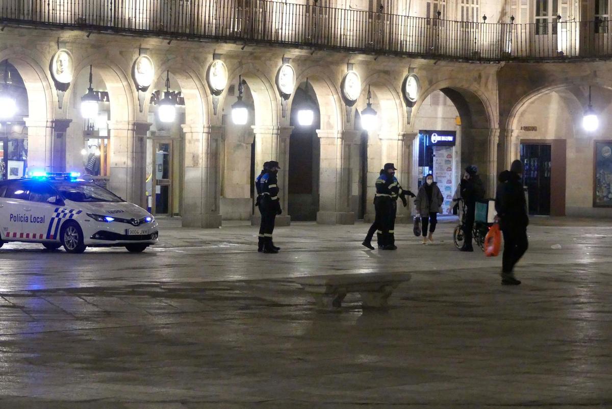 Vigilancia policial en la Plaza Mayor.