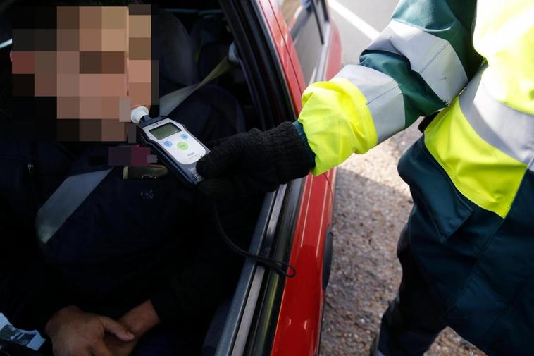 Un control de alcoholemia de la Guardia Civil.