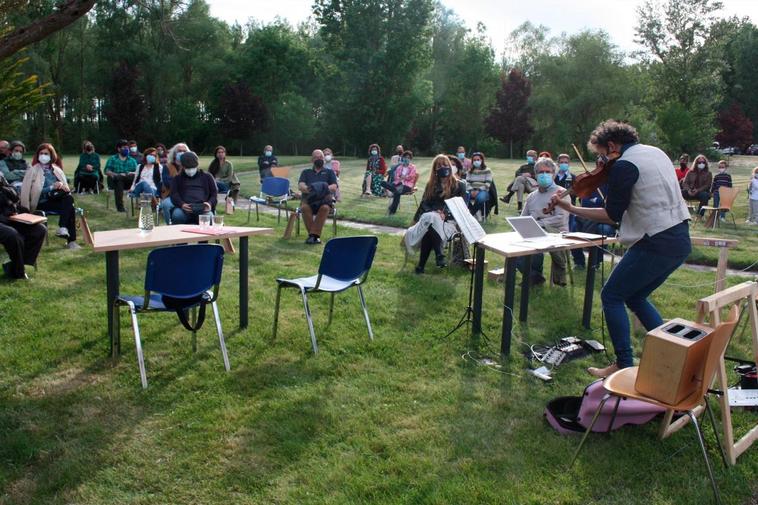 Un momento de la actuación del violinista Raúl Márquez durante el acto de celebración