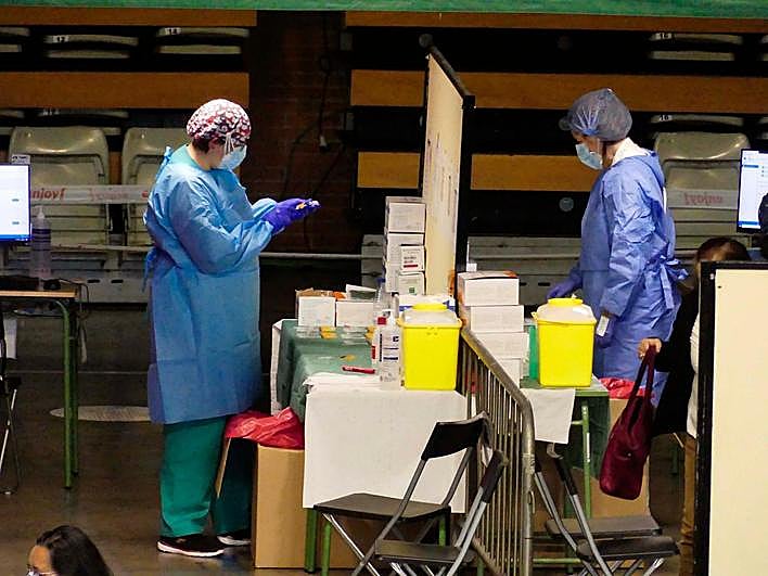 Dos sanitarias preparan las jeringas para agilizar la vacunación de las personas que llegan al Multiusos.