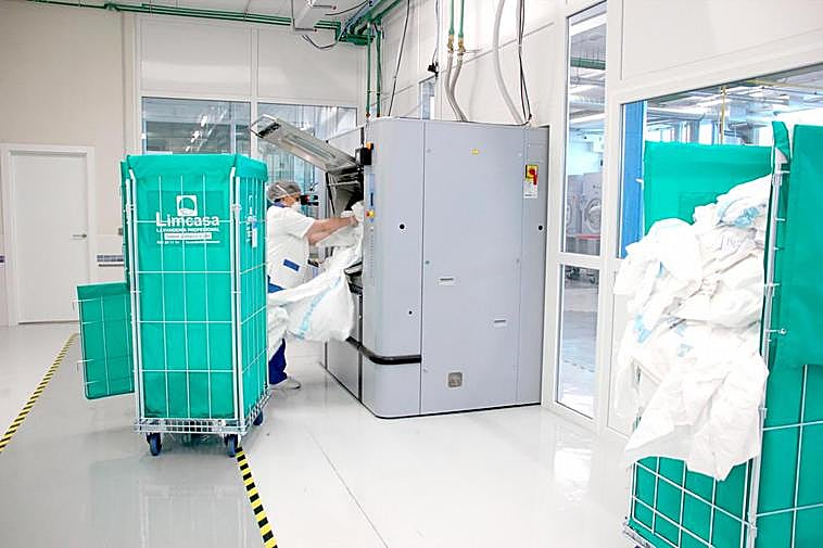 La ropa sucia se trata en una zona especial con personal específico para esta labor.