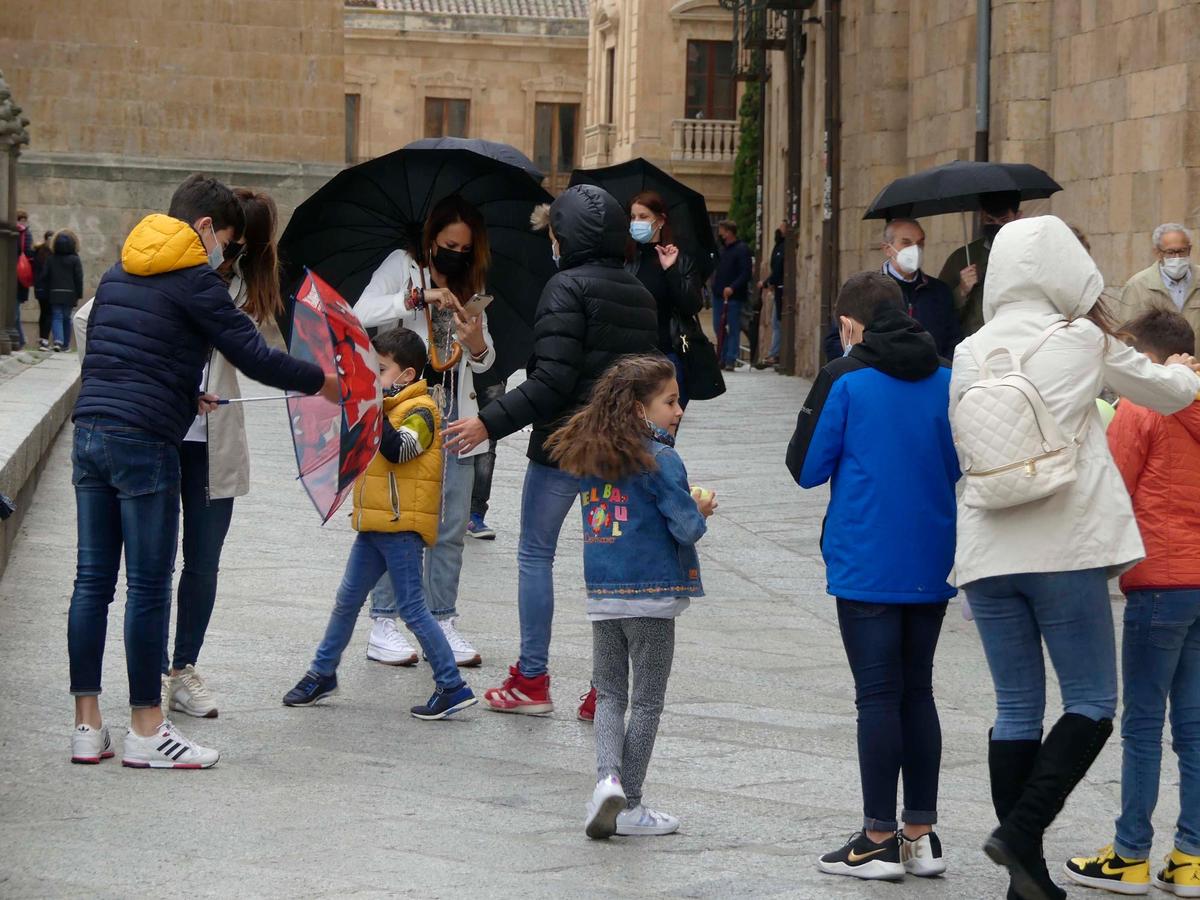 Una familia paseando por el centro de la ciudad.