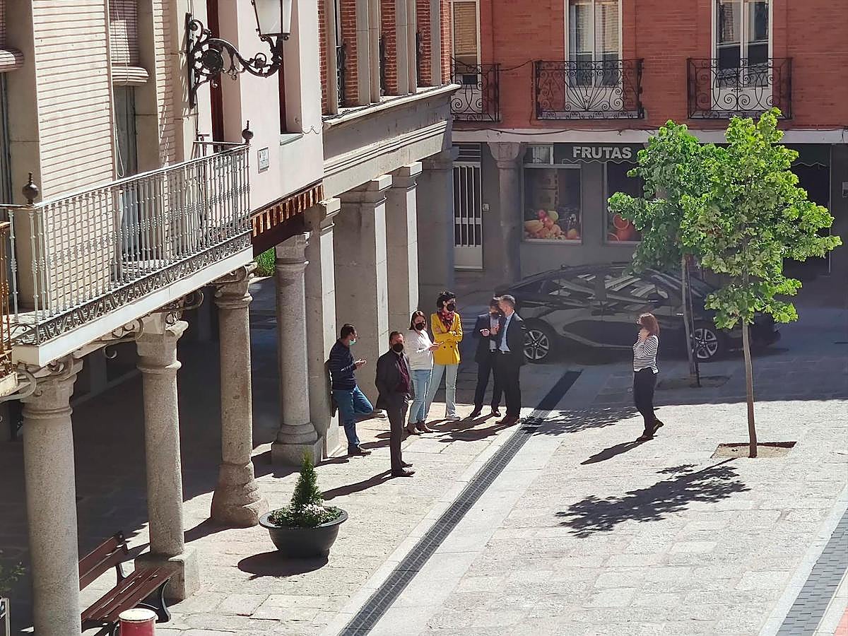 Personal de un banco de Peñaranda, en la calle a la espera de poder trabajar.