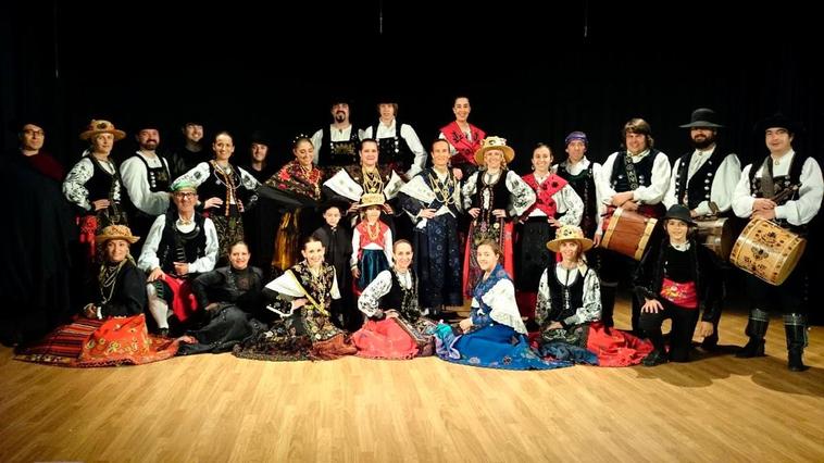 Los componentes del grupo folclórico Surco durante una de sus actuaciones en el teatro municipal de Villoria.