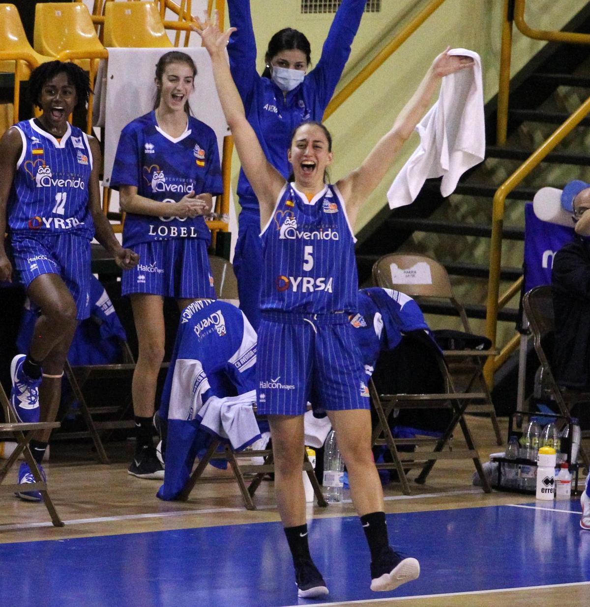 Maite Cazorla, en primer plano, celebrando una canasta.