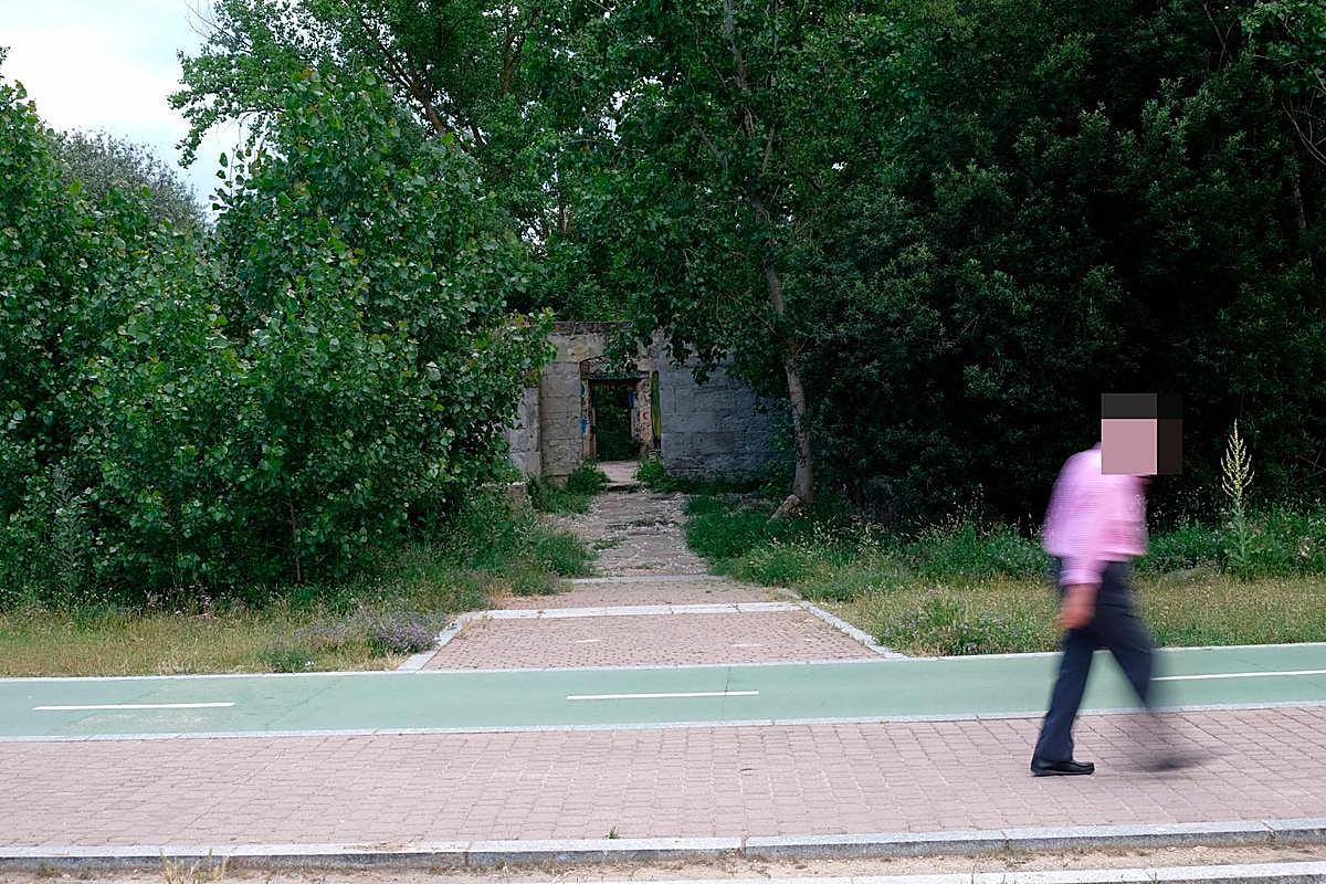 Un hombre pasea junto a las ruinas donde presuntamente ocurrieron los hechos.