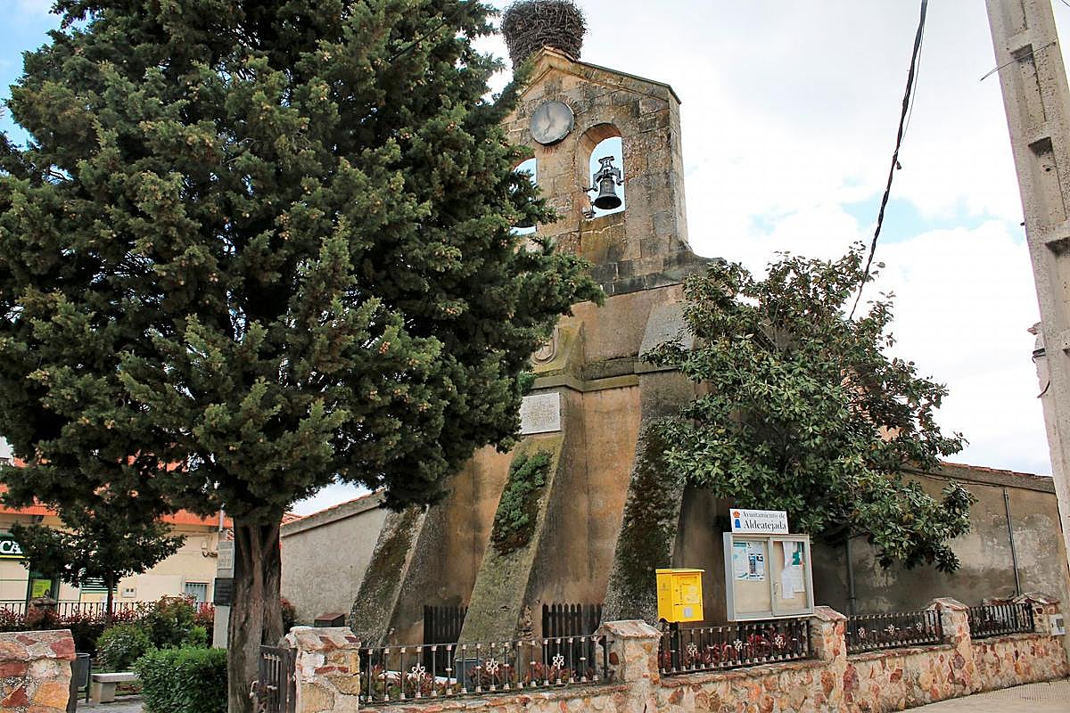 La espadaña de la parroquia de Aldeatejada, llena de verdín.