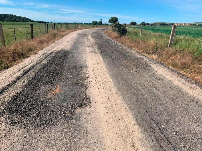 Uno de los tramos afectados por las roderas de los camiones en el camino entre Vega de Tirados y Golpejas.