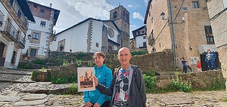 María José Martín y Antonio Hinojal, en la Cuesta de la Romana con la investigación sobre el rayo caído en 1929.