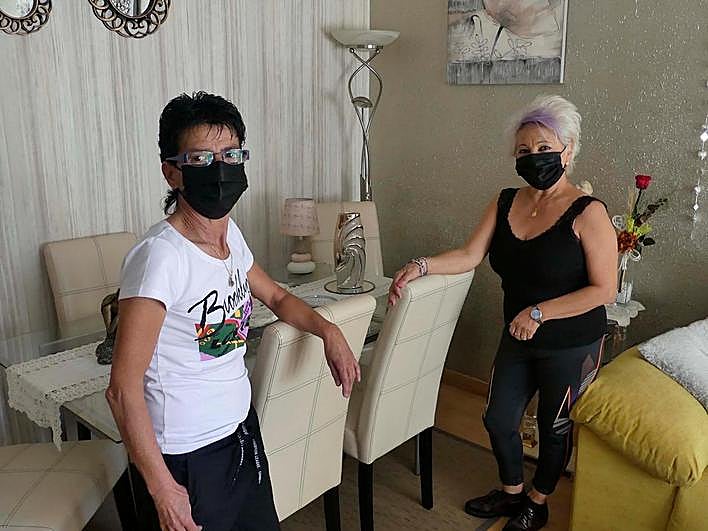 Ludi y María del Carmen, en el piso en el que acogían estudiantes de español.