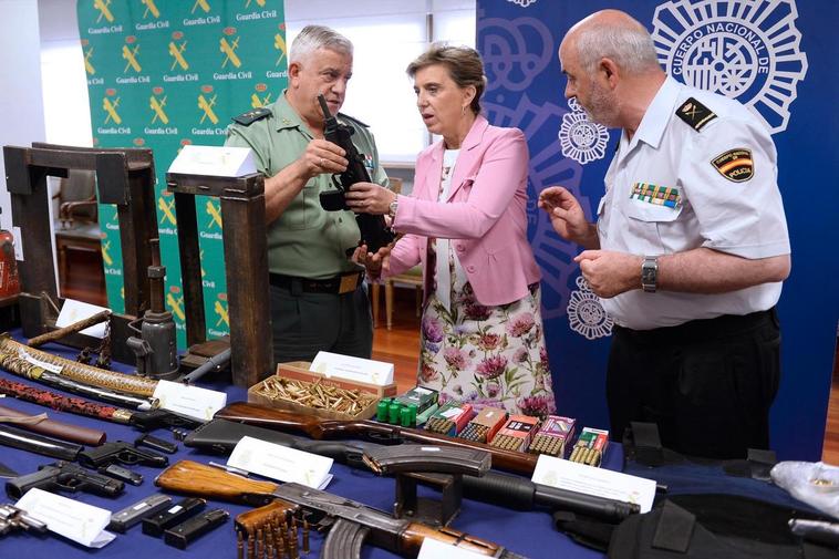 La que era delegada del Gobierno en Castilla y León, María José Salgueiro (c), junto a dos agentes en la presentación de la operación en 2017.