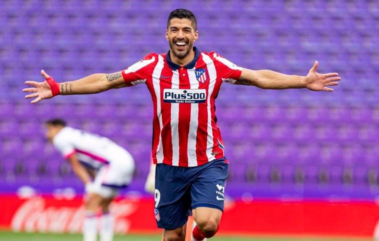 Luis Suárez celebra el segundo gol del Atlético de Madrid ante el Real Valladolid.