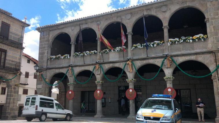 Fachada del Ayuntamiento de Béjar engalanada para la fiesta del Corpus en junio de 2019.