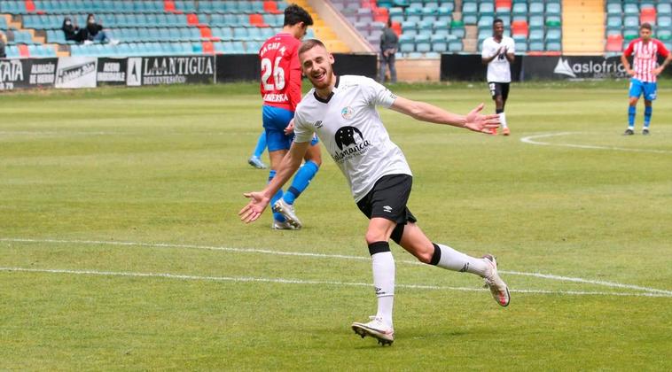 Sergio Molina celebra su gol ante el Sporting B.