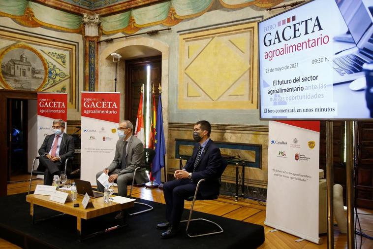 Eduardo Cabanillas, Julián Ballestero y Fernando Rodríguez, en el Foro GACETA Agroalimentario