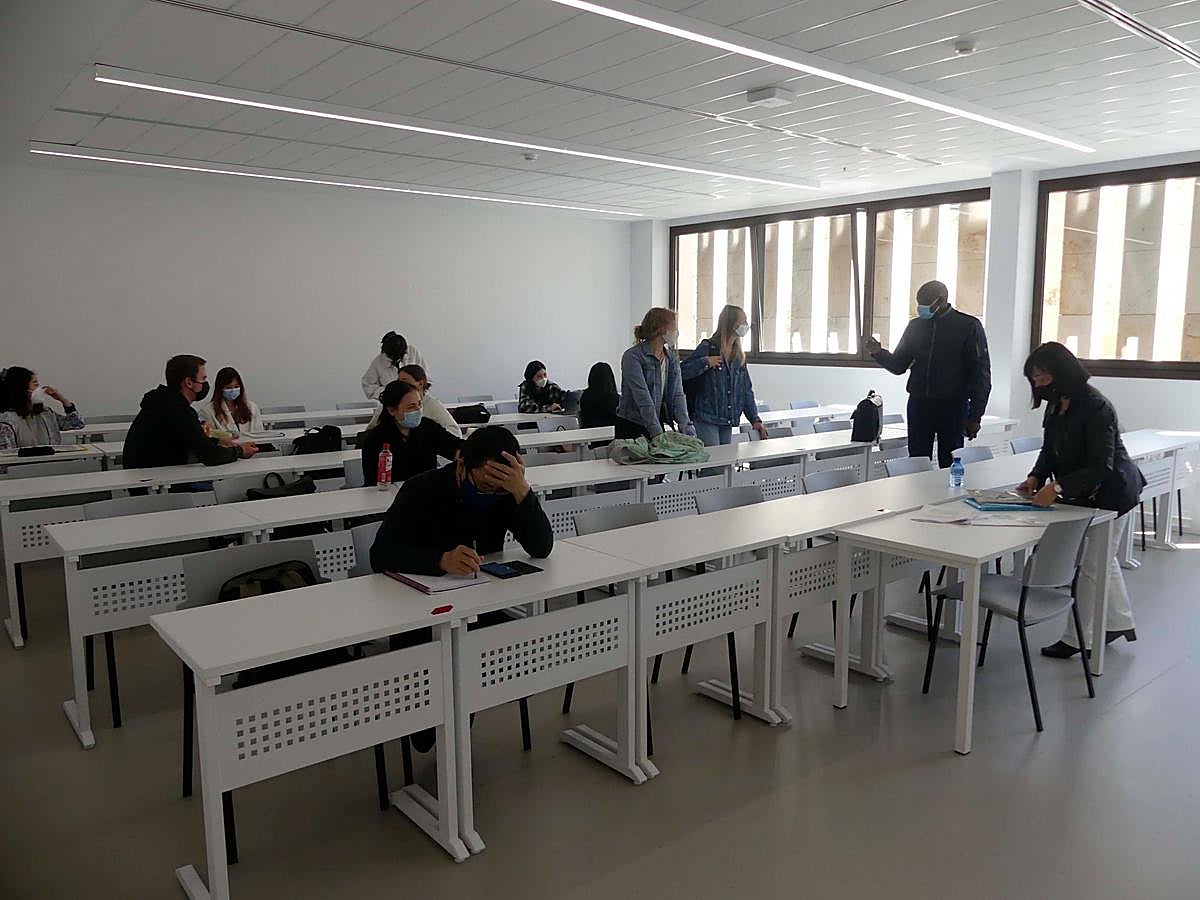 Reducido grupo de estudiantes internacionales de español en un aula de Cursos Internacionales.