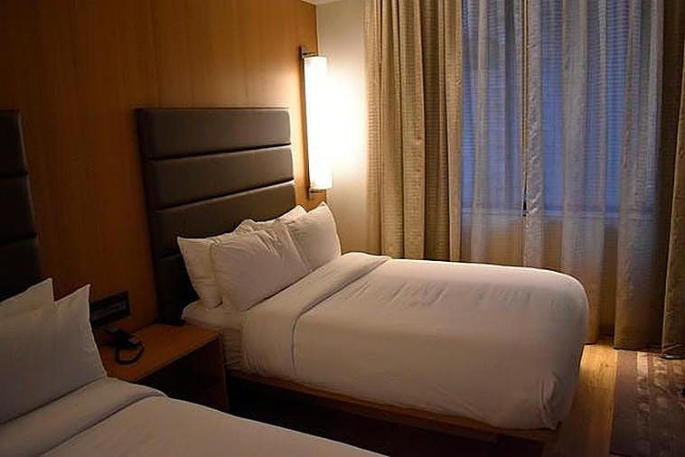 Una habitación con cortinas tradicionales.