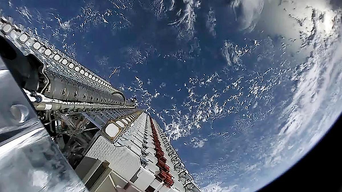 Batería de 60 satélites Starlink apilados en el compartimento del cohete antes de ser ‘liberados’ para orbitar la TIerra.