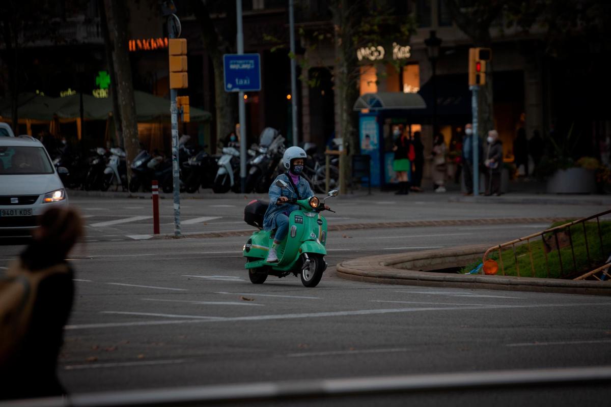 Una mujer subida en una motocicleta, en Barcelona