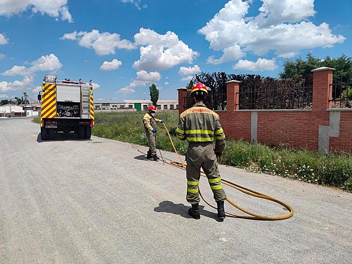 Los bomberos sofocando el fuego en Peñaranda