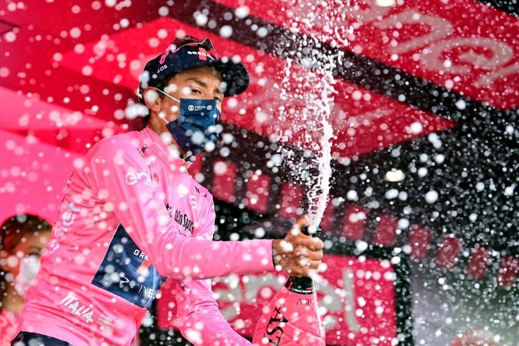 Egan Bernal celebrando el Giro.