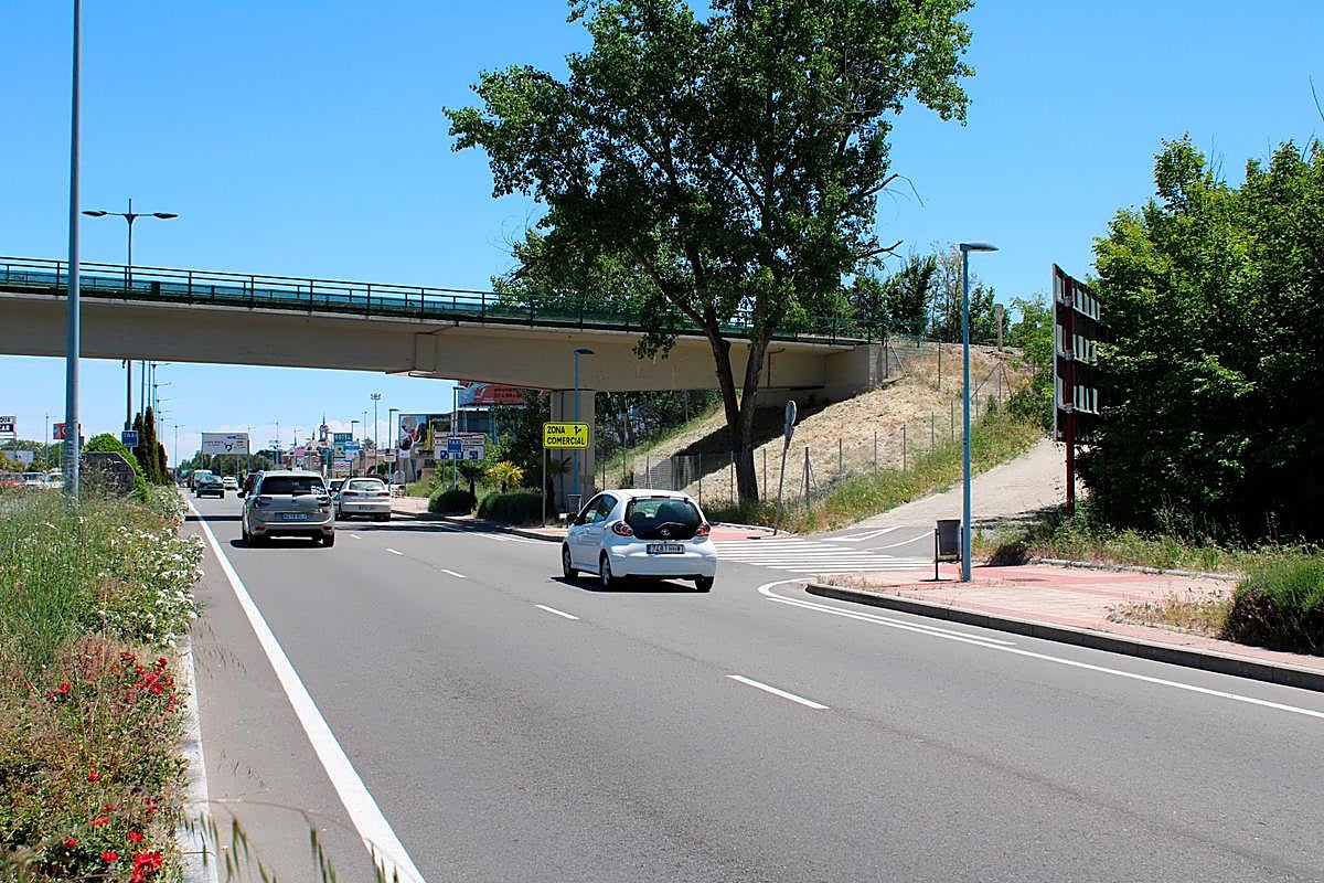La Vía Helmántica y el acceso, a la derecha, del punto de incorporación a la Vía Verde en Santa Marta.