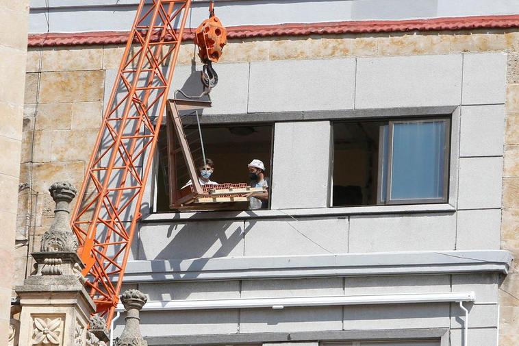 Dos trabajadores de la construcción en una obra en el centro de la capital