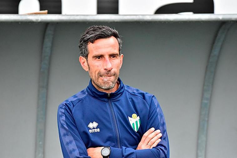 Chuchi Jorqués en el banquillo del Guijuelo.