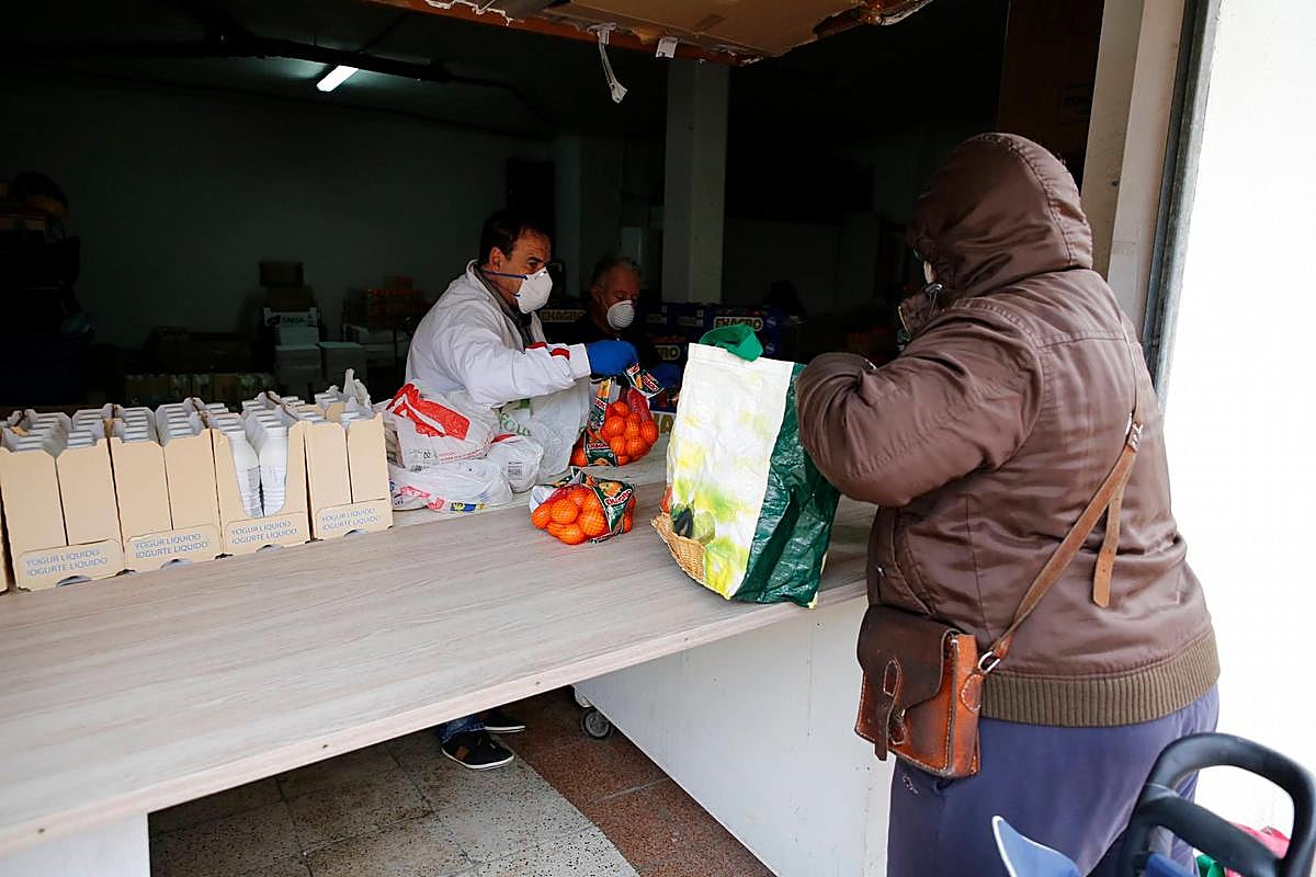Reparto de alimentos en una ONG.