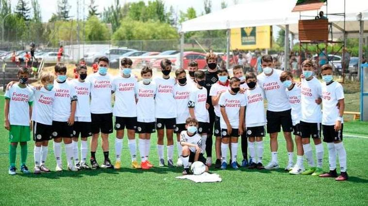 El infantil B del Salamanca UDS con ‘Huguito’ durante su homenaje.