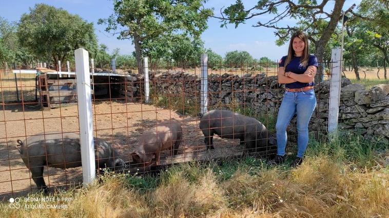 Sandra posa con sus cerdos ibéricos, última adquisición de su granja.