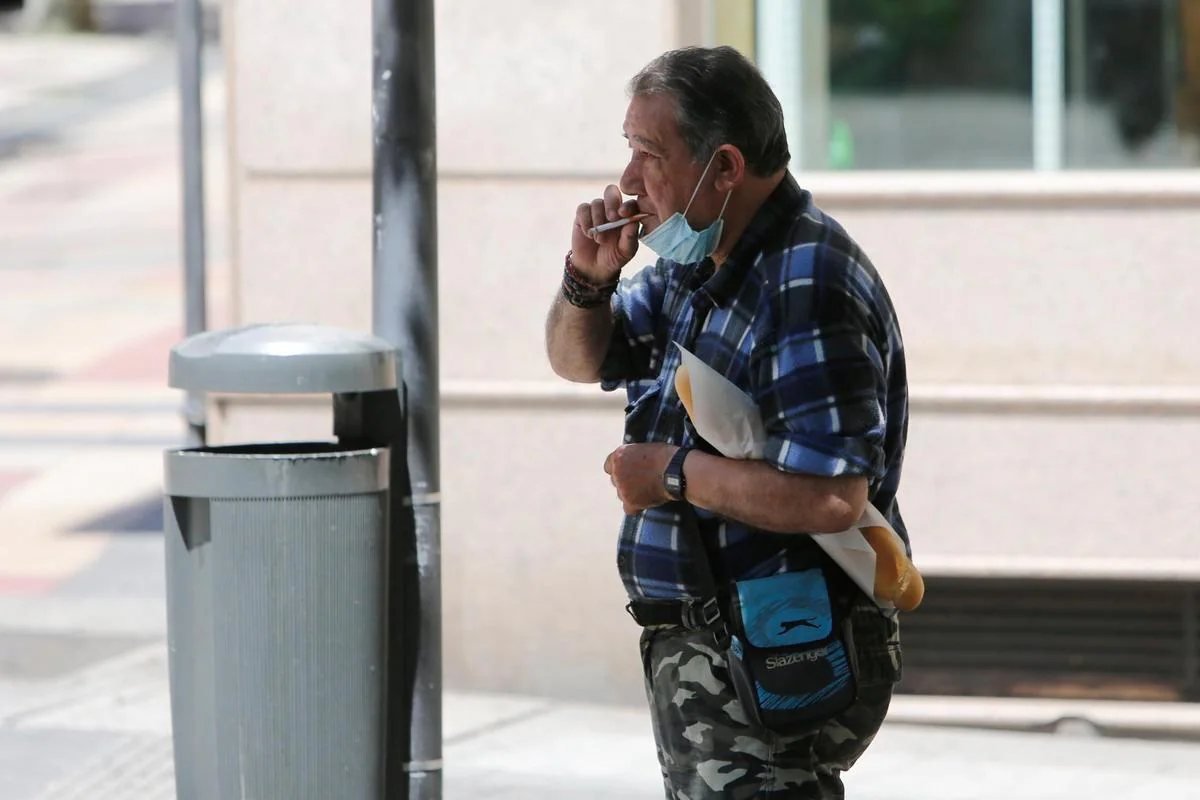 Un ciuadadano consume un cigarrillo en las calles de Salamanca.