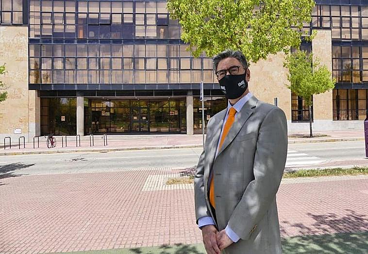 Julio Pindado frente a la entrada principal del Edificio FES