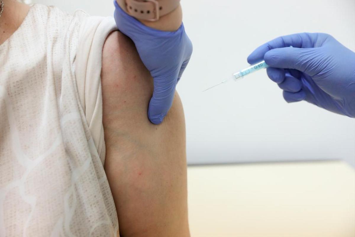 Una persona recibe la vacuna del coronavirus.
